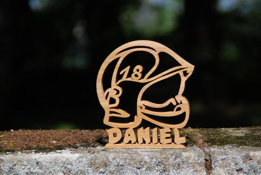 Plaque prénom en bois, silhouette casque de pompier