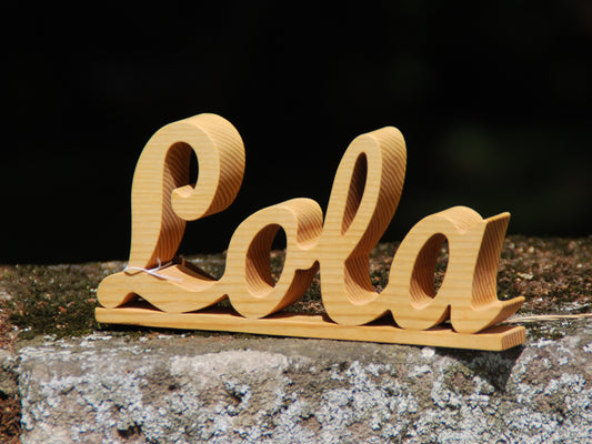 Découpe bois massif du prénom Lola