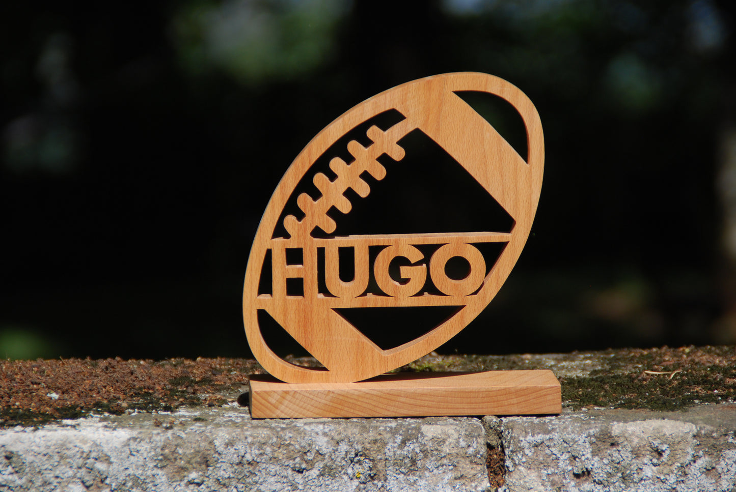 Découpe bois massif rugby prénom  Hugo
